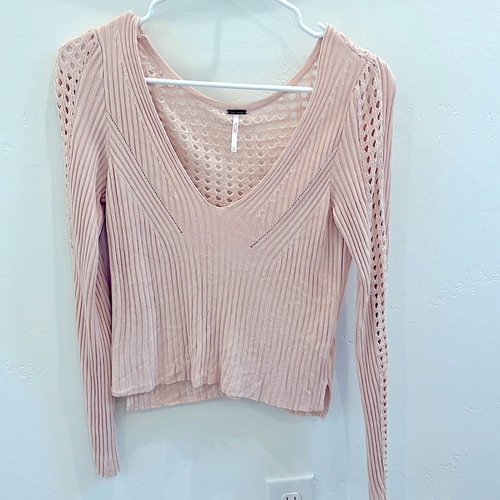 free people long sleeve in pale pink/peach! 🍑🤍